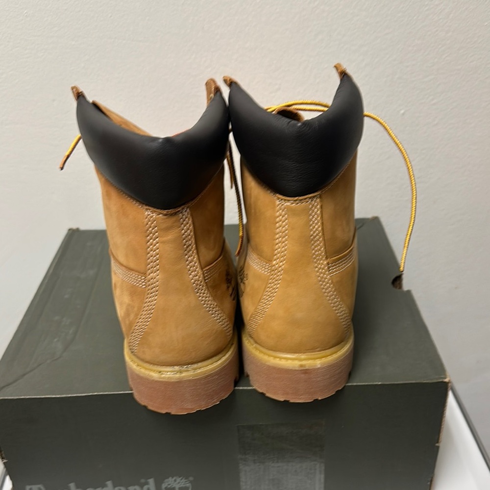 HOST PICK 🎁🎁🛍️ Timberland Tan and Black Ankle Boots with Nubuck Leather. - Picture 4 of 12